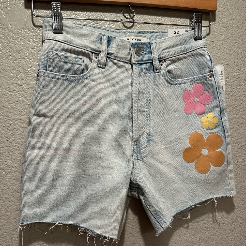 PacSun 90’s Girlfriend High-Waisted Denim Shorts with Flower Patches in XXS